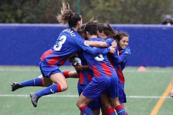 Las azulgranas celebran con Jujuba el gol que les ha dado su primera victoria. (SD EIBAR)