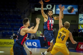 Pierria Henry lo ha intentado pero el físico no le ha permitido milagros. En la imagen, sortea a un DiLeo que ha dado 22 puntos a UCAM Murcia. (Jaizki FONTANEDA / FOKU)