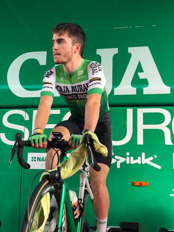 Jon Irisarri Porugalgo Voltako azken erlojuperako berotzen. / @CajaRural_RGA