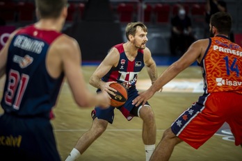 Topera ez badago ere, Zoran Dragic Belgraden dago taldekideekin batera. (Jaizki FONTANEDA / FOKU)