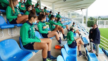 Jokin Aperribay y Garbiñe Etxeberria han animado a la plantilla txuriurdin hoy en Zubieta ante su inminente debut liguero. (Real Sociedad)