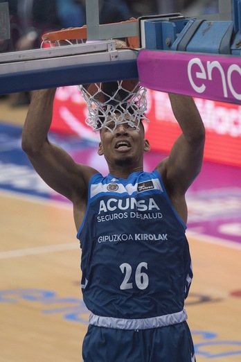 Jaime Echenique, Gipuzkoa Basketen kamisetarekin dizdira egiten ari den jokalari kolonbiarra. (Juan Carlos RUIZ / FOKU)