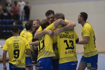 Jugadores del Bidasoa se abrazan tras un triunfo reciente (Gorka RUBIO / FOKU)