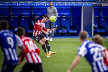 Morcillo falta bat ateratzen Mendizorrotzan Garitanoren begiradapean. (Jaizki FONTANEDA / FOKU)