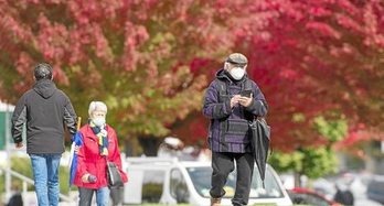 Personas paseando ayer por los alrededores de la Ciudadela de Iruñea. (Iñigo URIZ/FOKU)