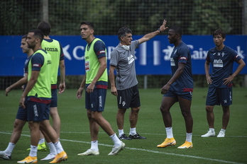 Mendilibar dirige a sus hombres en Atxabalpe. (Aritz LOIOLA/FOKU)