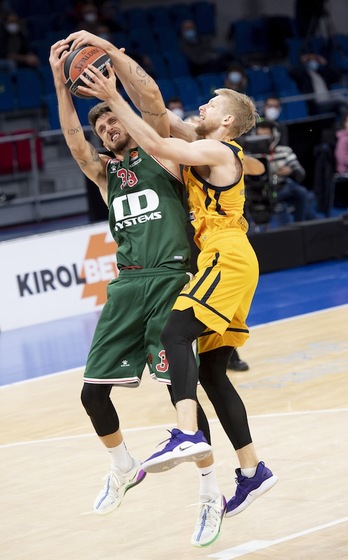 Autor de canastas de garra y calidad, Polonara ha vuelto a meterse a los aficionados del Baskonia en el bolsillo. (Raúl BOGAJO / FOKU)