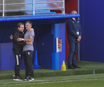 Arrasate y Mendilibar se saludan en la zona de banquillos. (Jon URBE/FOKU)
