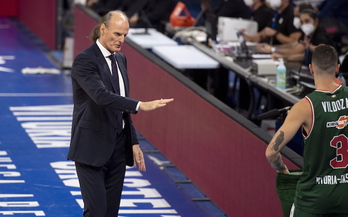 Dusko Ivanovic pide calma a sus jugadores en un partido de Euroliga. (Raúl BOGAJO/FOKU)