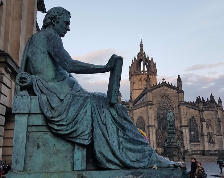 David Humen eskultura Edinburgoko Unibertsitatean