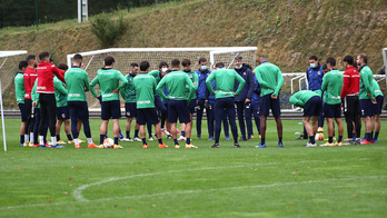 Imanol se dirige a sus jugadores en el último entrenamiento antes de recibir al Nápoles. (REAL SOCIEDAD)