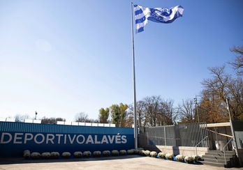 La bandera, ondeando al viento tras ser iada (ALAVÉS)