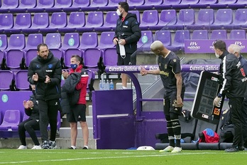 Pablo Machín transmite un mensaje a Deyverson en el partido frente al Valladolid. (LA OTRA FOTO)