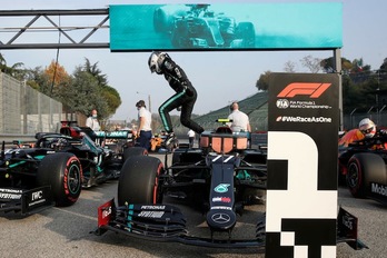 Bottas salta desde su monoplaza tras lograr la pole (Luca BRUNO / AFP)