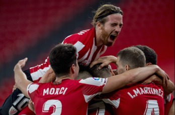 Garitano con Ferreira durante el partido ante el Sevilla. (Marisol RAMIREZ / FOKU)
