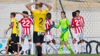 Agirrezabala tras detener el penalti ante el Portugalete. (@AthleticClub)