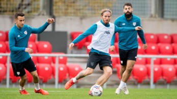 Berenguer, Muniain y Villalibre durante un entrenamiento en Lezama. (@AthleticClub)