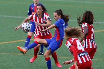 Kuki Rodríguez trata de hacerse con el balón ante Meseguer. (SD Eibar)