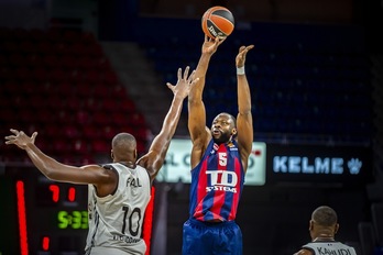 Jekiri ha brillado numéricamente ante su exequipo, pero Moustapha Fall, de espaldas en la foto, lo ha superado en los instantes finales. (Jaizki FONTANEDA / FOKU)