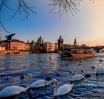 Neguko eguzkiak ilunabar zoragarriak uzten ditu Moldava ibai bazterretan.