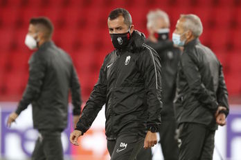 Diego Martínez y tres integrantes del cuerpo técnico del Granada han dado positivo por coronavirus. (Jeroen PUTMANS/AFP) 