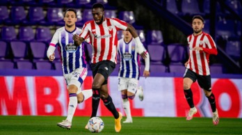Williams con la pelota en el partido ante el Valladolid. (@AthleticClub)