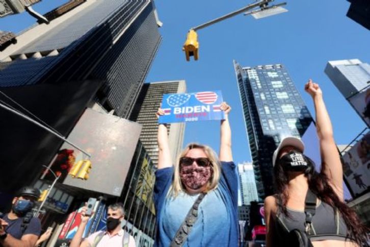 Joe Bidenen garaipena ezagutu berritan, kalera irten dira zaleak ospatzera