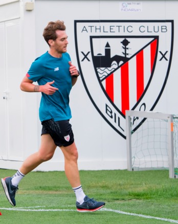 Ibai durante un entrenamiento con el resto del equipo en octubre. (@AthleticClub)