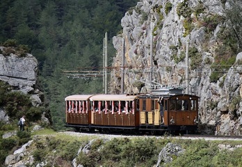 El tren cremallera trepando a Larrun.