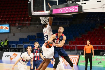 La actividad de Kurucs y Sedekerskis ha sido providencial para evitar disgustos al final. (Endika PORTILLO / FOKU)