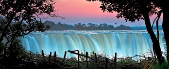 Livingstone doktoreak 1855eko azaroaren 16an zurien munduarentzat aurkitu zuenetik, Victoriako ur-jauzien argazkia bihurtu da Afrika basatiko postalik ederrenetakoa.