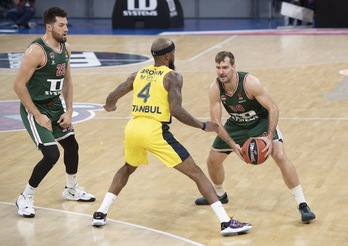 Dusko Ivanovic avisa que la agresividad defensiva de Panathinaikos nada tiene con la pasividad de Fenerbahçe. (Raúl BOGAJO / FOKU)