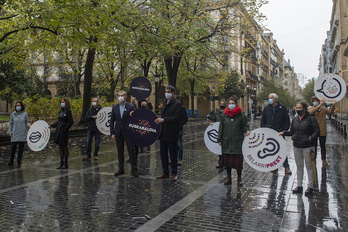 Euskaraldiaren antolatzaileek eta erakundeetako ordezkariek argazki bateratua atera dute Donostian. (Juan Carlos RUIZ/FOKU)