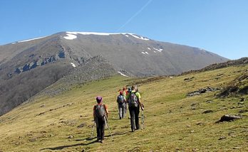 Auza se alza como una pirámide dominadora sobre la cuenca alta del Baztan.