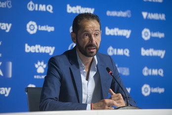 Pablo Machín, durante una rueda de prensa esta temporada. (Raúl BOGAJO/FOKU)