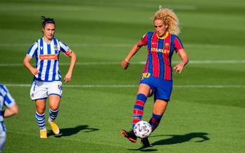 Nahikari, autora del gol txuriurdin, persigue a Hamraoui. (FC Barcelona)