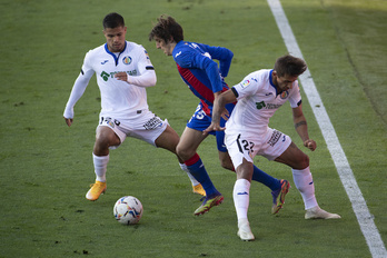 Bryan Gil, mejor jugador del partido, intenta marcharse de Damián y el Cucho. (Juan Carlos RUIZ/FOKU)