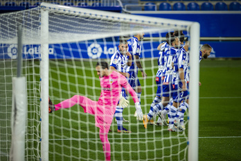 Los alavesistias celebran uno de los goles ante la impotencia del guardameta Doménech. (Jaizki FONTANEDA/FOKU)