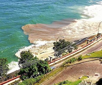 Aquarela errekarenbokaleak itsasoan uzten duen arrasto marroia. (WWW.HUGMAG.COM) i