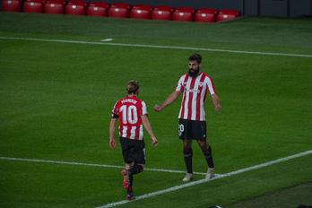 Villalibre celebra con Muniain el tercer gol ante el Betis. (Aritz LOIOLA / FOKU)