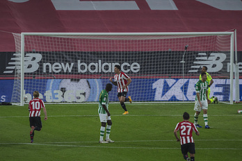 Capak bigarren gola egin zuen Betisen kontrako garaipenean. (Aritz LOIOLA / FOKU)