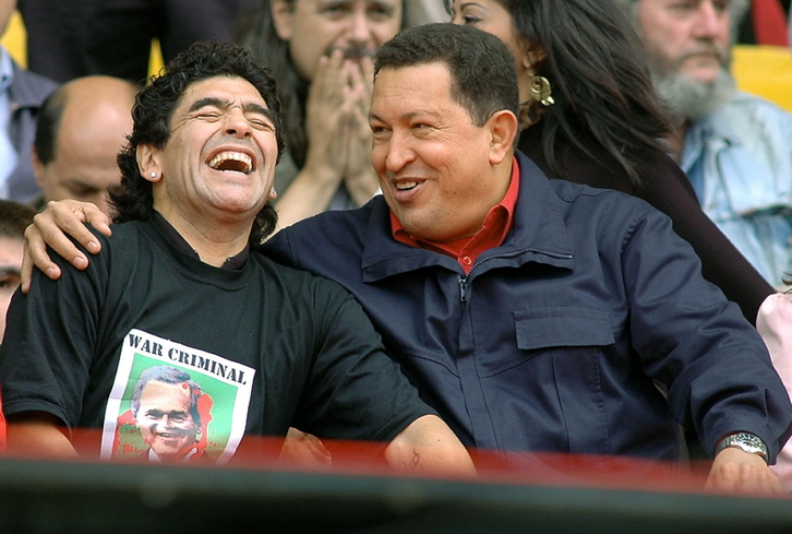 Maradona eta Hugo Chávez, Venezuelako presidente ohia, 2005ean egindako argazki batean. (AFP)