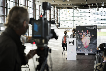 Arantza Atutxa, gerediaga elkarteko gerentea, Landako gunean. Atzean, Nerea Mujika, elkarteko lehendakaria, eta Oihane Agirre, Azoka Telebistako kidea. (Gorka RUBIO / FOKU)