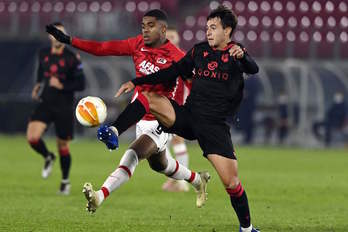 Zubimendi, en acción ante el delantero del AZ Boadu. (Olaf KRAAK/AFP) 