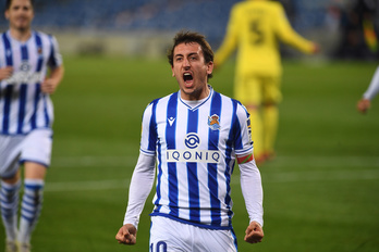 Mikel Oyarzabal celebra el tanto del empate, el séptimo para el eibartarra esta temporada. (Jon URBE / FOKU)