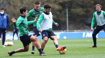 David Silva, junto al también recuperado Gorosabel y Zubimendi en el entrenamiento de este lunes en Zubieta. (Prensa REAL SOCIEDAD