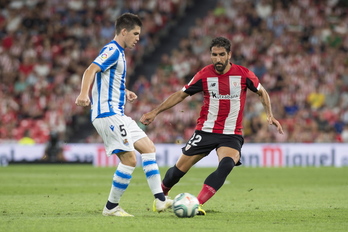 Raúl García y Zubeldia en el derbi de la temporada pasada en San Mamés. (Monika DEL VALLE / FOKU)