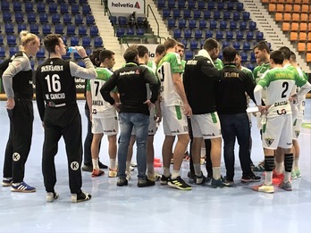 Los jugadores de Anaitasuna, en un tiempo muerto (ANAITASUNA)