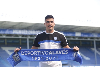 Rodrigo battaglia posa con la bufanda del Deportivo Alavés el día de su presentación. (Endika PORTILLO/FOKU)