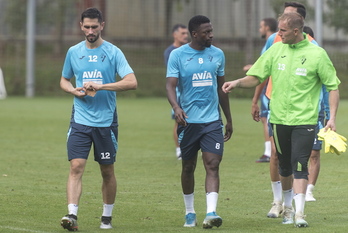 Paulo, en una imagen de archivo junto a Diop y Yoel durante un entrenamiento en Atxabalpe. (Andoni CANELLADA/FOKU)